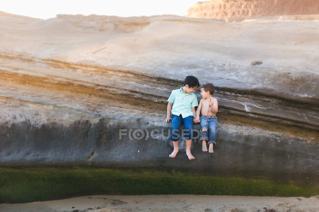 Молодая влюбленная пара на пляже — стоковое фото