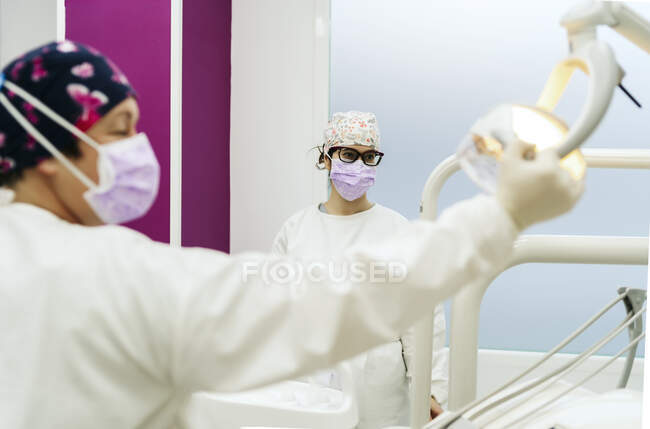 Equipe de dentistas antes de uma operação — Fotografia de Stock