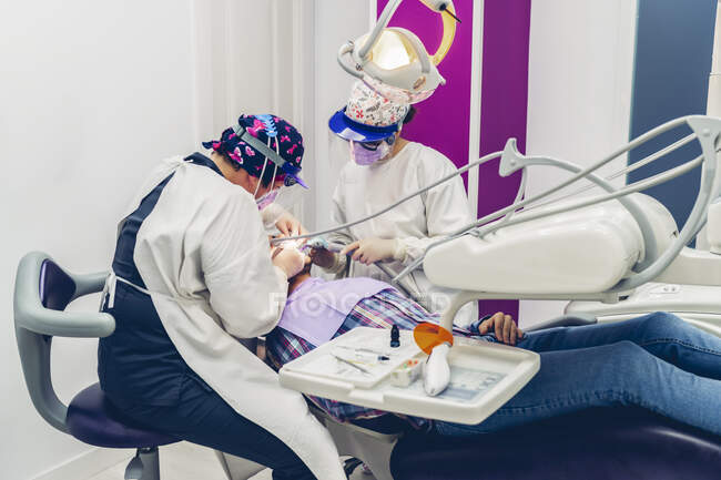 Команда стоматологов, оперирующих пациента — стоковое фото