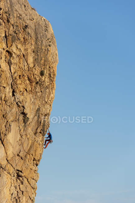 Climbing in Raco del Corv cove, Toix mountain, Calpe, Costa Blanca, Alicante province, Spain — Stock Photo