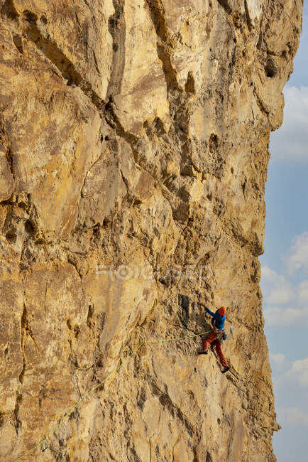 Escalada en Raco del Corv, Toix mountain, Calpe, Costa Blanca, Alicante provincia, España - foto de stock