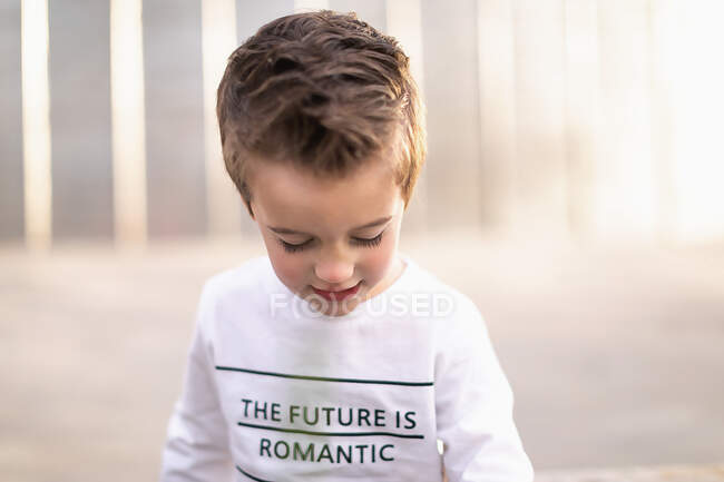 Cute little boy  posing outdoors — Stock Photo