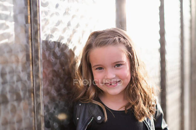 Портрет красивої дівчини в літньому парку . — стокове фото
