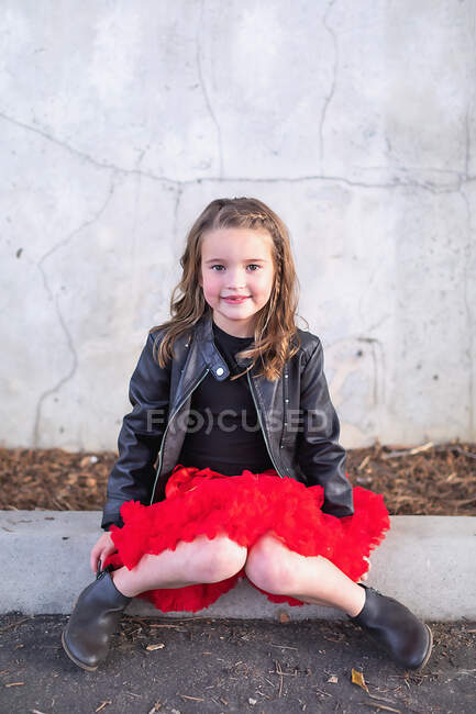 Schönes Mädchen mit einer roten Rose — Stockfoto