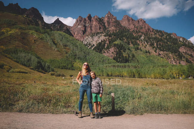 Mãe e filho em pé na frente da montanha Seivers Sul em um sol — Fotografia de Stock