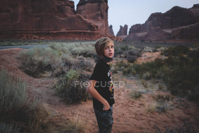 Viaje por carretera durante Covid: Niño con máscara en el Parque Nacional Arches. - foto de stock
