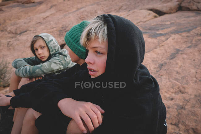 Three friends take a break on a hike on a chilly morning. — Stock Photo