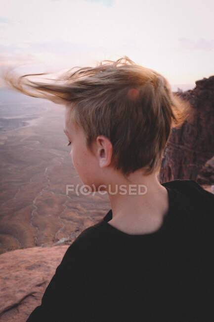 Viento que sopla el pelo del muchacho sobre el mirador de Canyonlands. - foto de stock