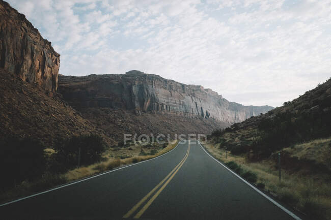 Strada contro paesaggio di montagna di parco nazionale — Foto stock