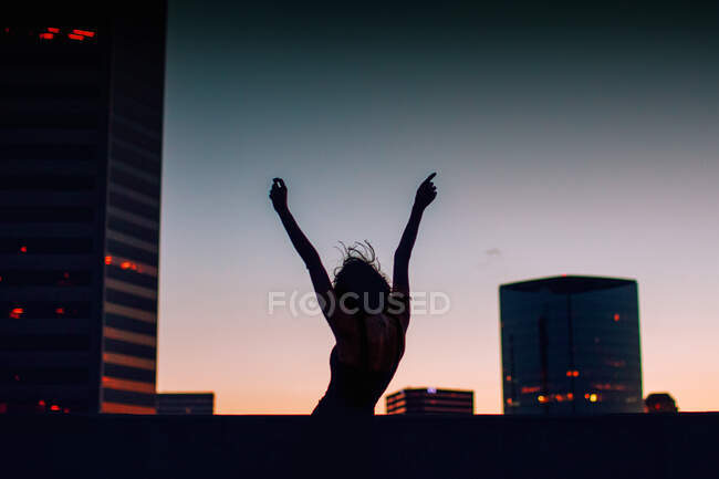 Schöne Mädchen genießt Sonnenuntergang in der Stadt — Stockfoto