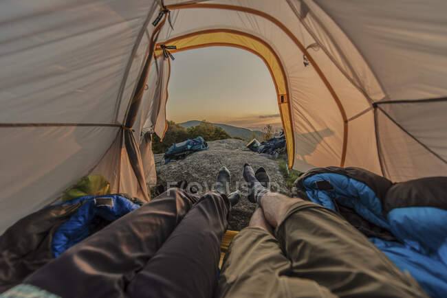 Beine im Zelt und schöne Aussicht auf die Berge. — Stockfoto
