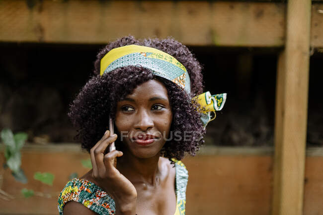 Jovem mulher africana com smartphone ao ar livre — Fotografia de Stock