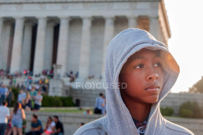 Jovem afro-americano masculino tween na frente de Lincoln Memorial — Fotografia de Stock
