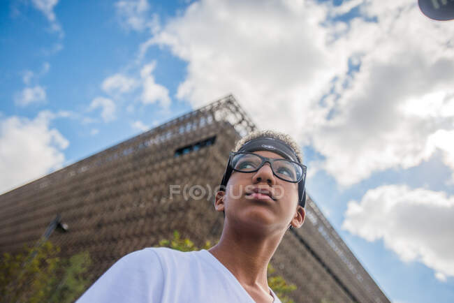 Giovane afro americano giovanissima maschio in anteriore su smithsonian museo — Foto stock