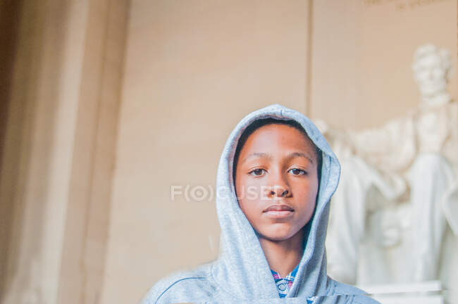 Giovane ragazzo afro-americano davanti al Lincoln Memorial — Foto stock