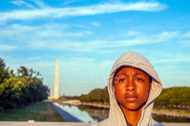Young African American tween in front of Washington Memorial — Stock Photo