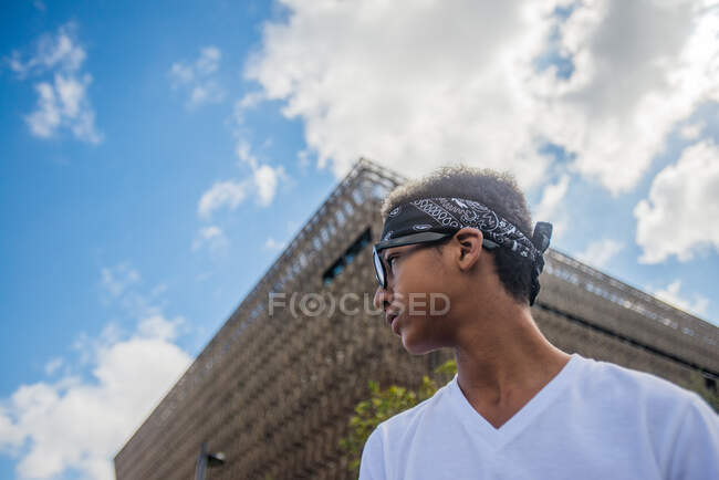 Young African American tween in front of Smithsonian Museum — Stock Photo
