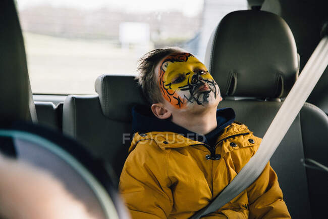 Garçon assis dans la voiture — Photo de stock