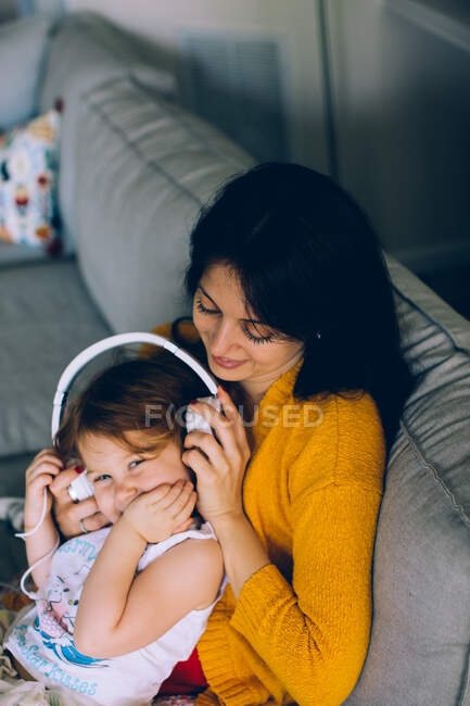 Femme et fille écoutant de la musique dans les écouteurs — Photo de stock