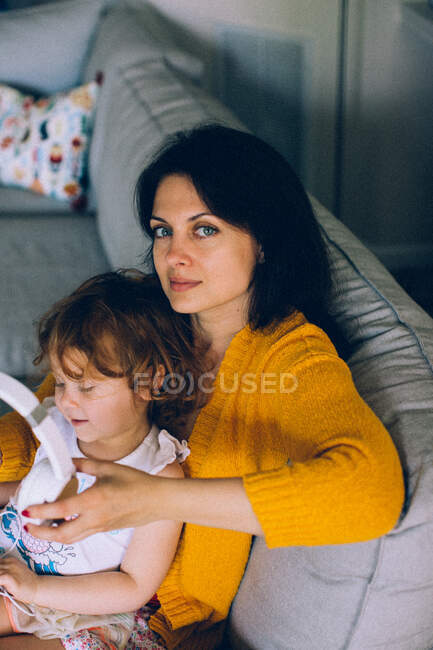 Mujer y niña escuchando música en auriculares - foto de stock