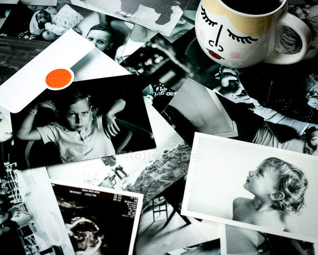 Pilha de fotografias impressas a preto e branco na mesa — Fotografia de Stock