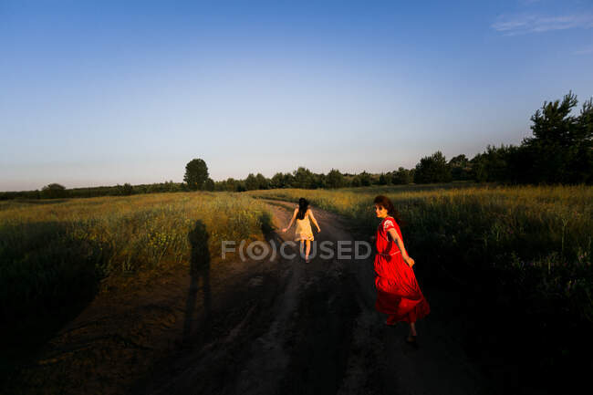 Mujeres corriendo en el campo de verano - foto de stock