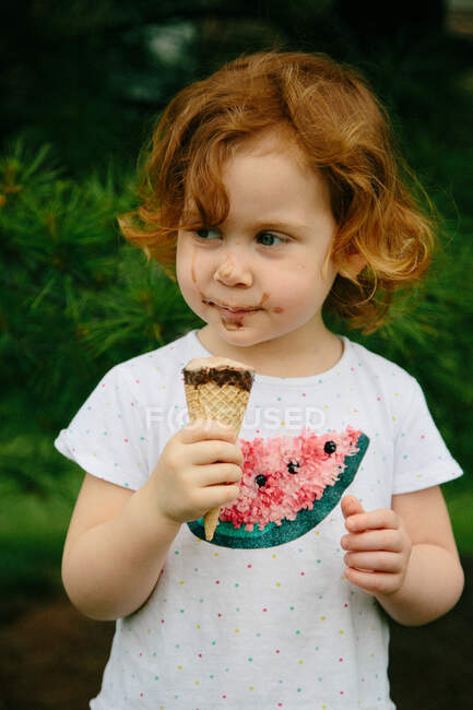 Girl eating chocolate ice cream — Stock Photo