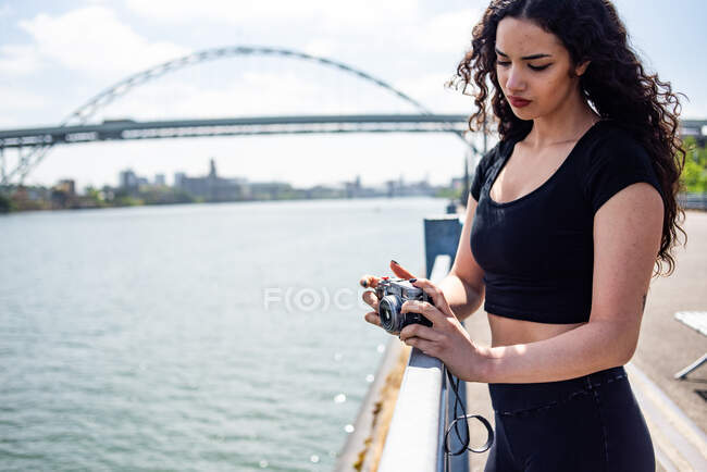 Giovane donna con uno zaino sul ponte — Foto stock