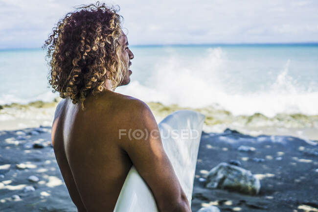 Surfista in spiaggia in Costa rica, America Centrale 2015 — Foto stock