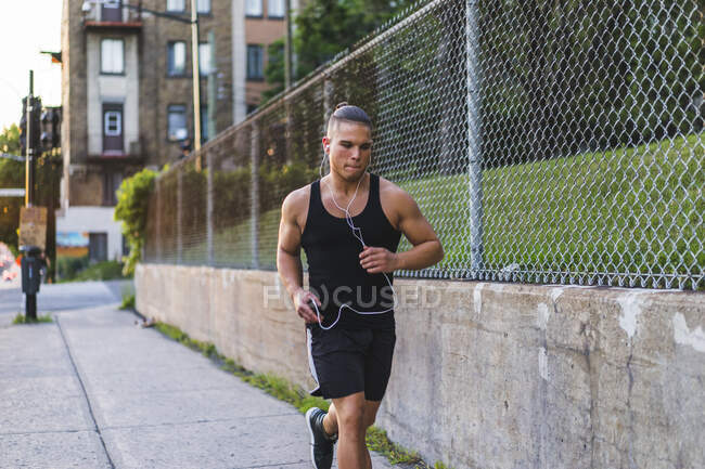 Athletic man training in downtown scene, Montreal, Quebec, Canada — Stock Photo