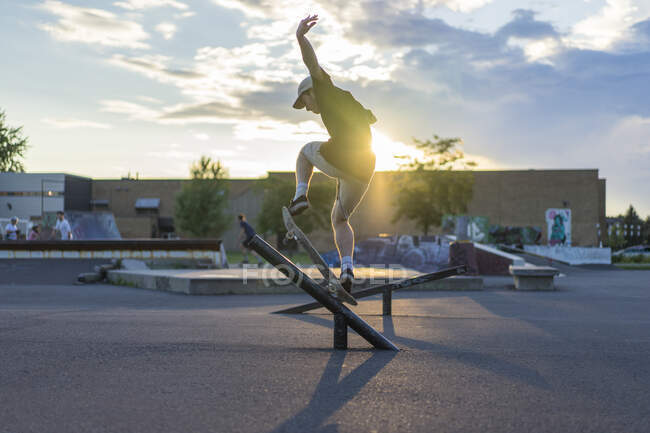 Atletico adolescente skateboarder facendo un macinare in skatepark, Montreal, Quebec, Canada — Foto stock