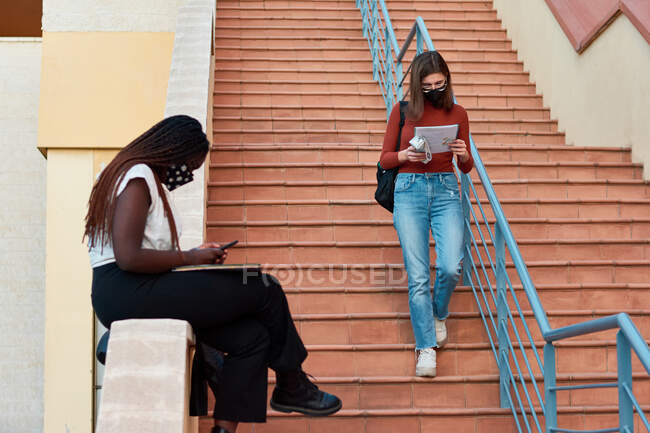 Dois jovens estudantes estão num campus universitário. Conceito multiétnico — Fotografia de Stock