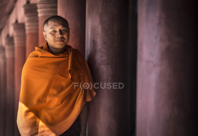 Portrait d'un moine bouddhiste vêtu d'une robe orange, Mandalay, Myanmar — Photo de stock
