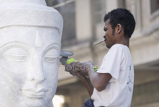 Male marble carver carving out Buddha statue, Mandalay, Mandalay — Stock Photo