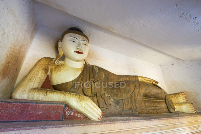 Statua di Buddha reclinabile all'interno delle grotte di Hpo Win Daung — Foto stock