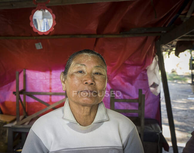 Ritratto di donna venditrice ambulante, Hsipaw, Hsipaw Township — Foto stock