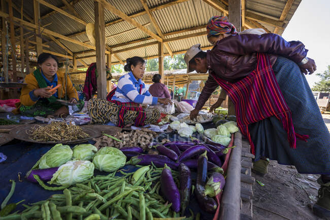 Women selling fresh vegetables on street market in village, Lake — Stock Photo
