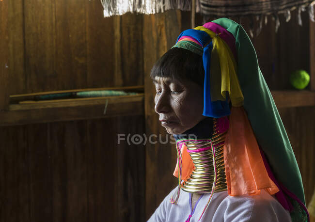 Ältere burmesische Frau aus dem Stamm der Kayan arbeitet in einer Textilfabrik — Stockfoto