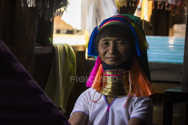 Mujer birmana mayor de la tribu Kayan que trabaja en el taller textil - foto de stock