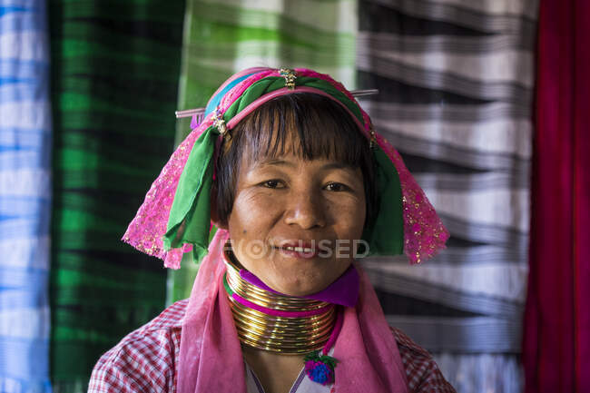 Retrato de una mujer birmana de la tribu Kayan en el taller textil, - foto de stock