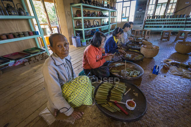 Las mujeres birmanas haciendo puros birmanos en cheroot cigarro haciendo trabajo - foto de stock