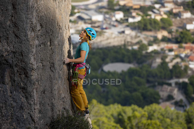 Mujer joven escalando en la montaña Olta, Calpe, Costa Blanca, Alicante provincia, España - foto de stock