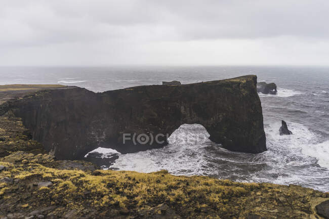 Dyrhlaey arco perto de vik, Islândia, Europa. Natureza, viagem — Fotografia de Stock