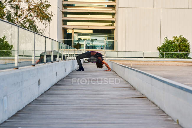 Жінка робить йогу в місті — стокове фото