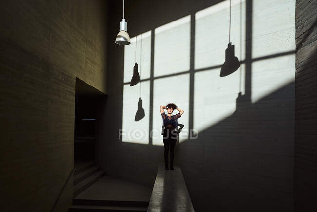 Frau sonnt sich in einem Gebäude — Stockfoto