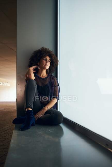 Junge Frau sitzt auf der Straße — Stockfoto