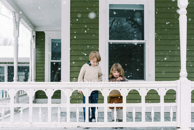Bonito inverno tiro ow dois crianças no snowfall — Fotografia de Stock