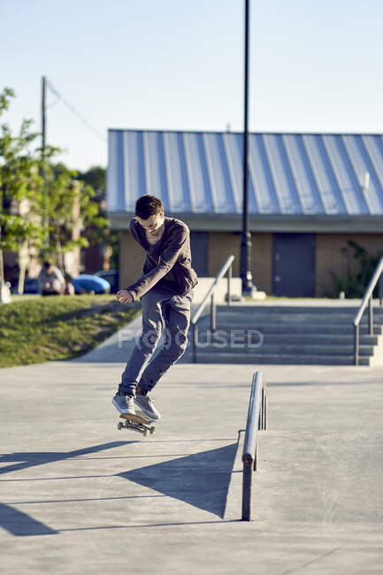 Rückwärtsüberschlag über Handlauf in Skatepark — Stockfoto