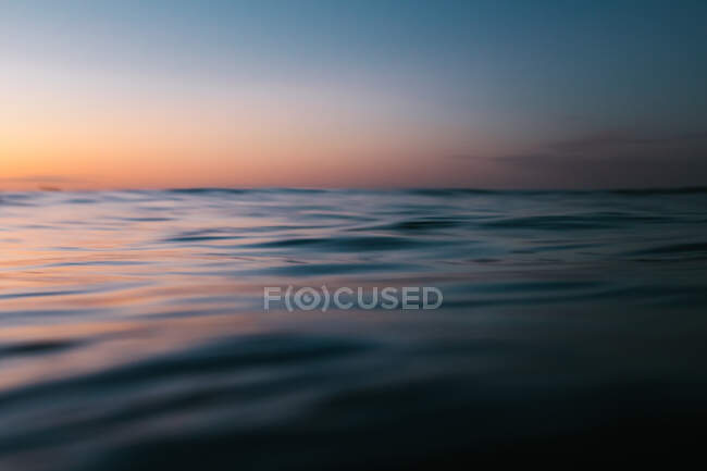Abstrakter Hintergrund der Meerwasseroberfläche — Stockfoto