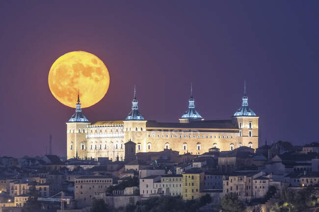 Luna llena sobre castillo histórico, Alcázar del casco antiguo de Toledo. - foto de stock
